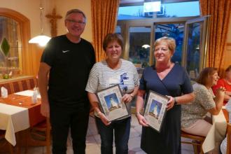 Rita Amberger und Gerlinde Rackl wurden von Pfarrer Tauer für 25 Jahre Seniorenbetreuung geehrt