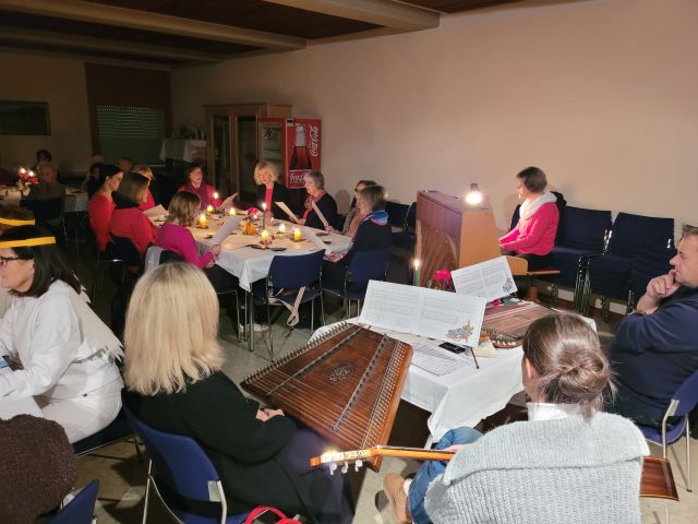 Im Vordergrund: Die Instrumentalgruppe; Im Hintergrund: Die Frauen des Kirchenchors Rimbach