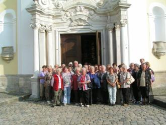Die Ausflugsgruppe vor dem Kloster Metten