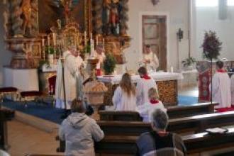 Pfarrer Tauer zelebrierte den Kirchweihgottesdienst mit den drei Diakonen