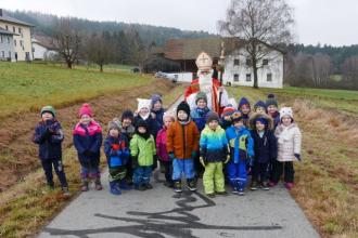 Die erste Gruppe aus dem Kindergarten St. Michael mit dem Nikolaus
