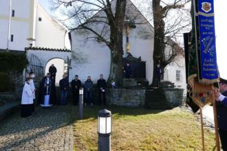 Am Kriegerdenkmal gedachten weltliche Gemeinde und Pfarrei der Opfer von Kriegen und Gewalt