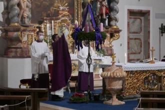 Pater Georg zündete nach der Segnung die erste Kerze am Adventskranz an