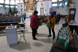Beim Verlassen der Kirche erhielten die Senioren Weihnachtstüten überreicht