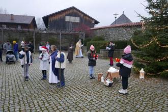 Hirtenspiel der Kinder auf dem Dorfplatz