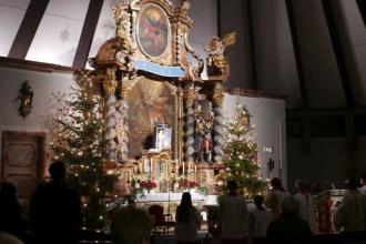 In der Christmette brachten die Ministranten die Jesusfigur in die Kirche