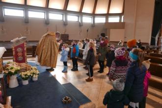 Am Fest der hl. Familie segnete Pfarrer Tauer die Kinder