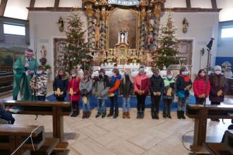 Die 13 Kommunionkinder mit Pfarrer Tauer bei der Vorstellung 