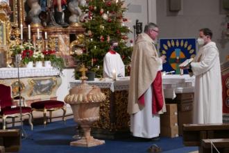 Pfarrer Dr. Johann Tauer und Diakon Thomas Bauer beim Gottesdienst