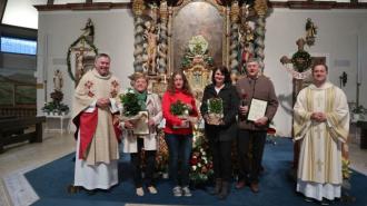 Pfarrer Dr. Johann Tauer dankt den ausgeschiedenen Pfarrgemeinderäten