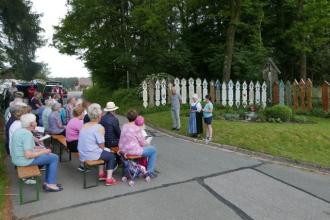 Der Trachtenverein hielt bei der Totenbrettergruppe am Kalvarienberg eine Maiandacht ab