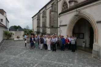 Die Rimbacher Senioren vor der Kirche auf dem Bogenberg