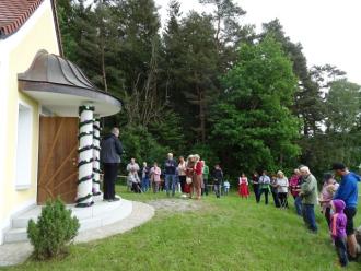 Pfarrer Dr. Johann Tauer hielt die Maiandacht bei der Antoniuskapelle bei Thürnhofen