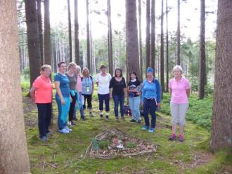 Die Mitglieder des Frauenbundes bei ihrem meditativen Waldspaziergang