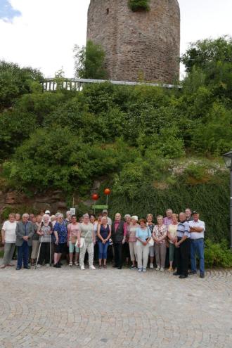 Die Rimbacher Senioren unter dem Turm der Kollnburg