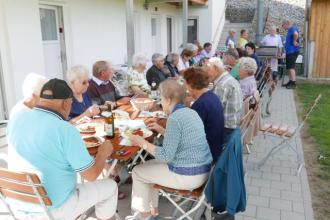 Beim unterhaltsamen Grillnachmittag wurden die Senioren gut bewirtet