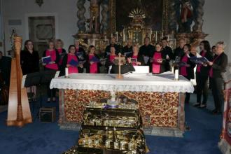 Der Kirchenchor Rimbach beim Benefizkonzert mit der Harfinistin Felicitas Wutz