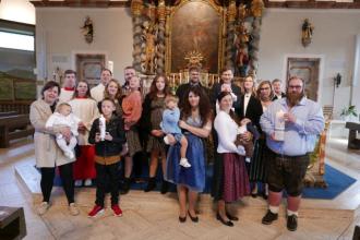 Die Eltern und Paten mit den Täuflingen, Familienangehörigen und Diakon Thomas Bauer 