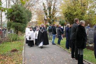 Pfarrer Dr. Johann Tauer segnete die Gräber mit Weihwasser und Weihrauch