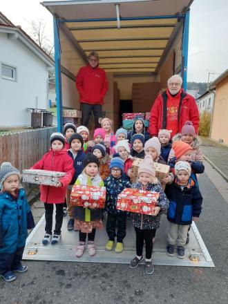 Stolz trugen die Kindergartenkinder ihre „Geschenke mit Herz“ zum Lastwagen