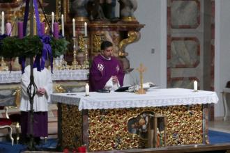 Pater Georg segnete den Adventskranz und zündete die erste Kerze an
