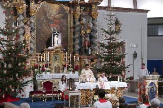 In der weihnachtlich geschmückten Kirche feierte Pater Georg die Christmette