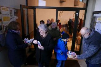 Beim Verlassen der Kirche verteilten PGR-Mitglieder Süßigkeiten an die Gottesdienstbesucher