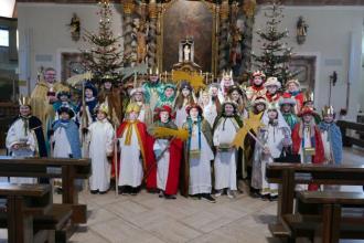 Die Rimbacher Sternsinger bei der Aussendung mit Pfarrer Tauer