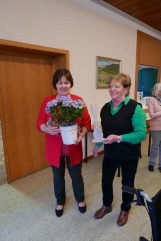 Gerlinde Rackl dankte und gratulierte Rita Amberger zum Geburtstag