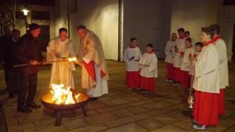 Am lodernden Osterfeuer wurde die Osterkerze entzündet