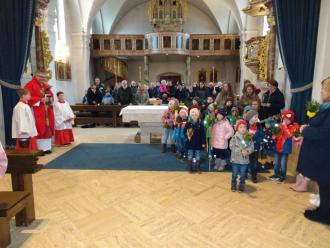 Mit einem fröhlichen Lied eröffneten die Kindergartenkinder die Messfeier am Palmsonntag