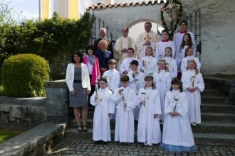 Die Kommunionkinder mit Pfarrer Dr. Johann Tauer, Diakon Thomas Bauer und den Lehrkräften 