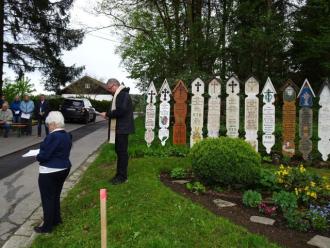 Pfarrer Tauer sprach Segensgebete über die neuen Gedenkbretter