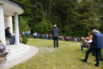 Gut 50 Gläubige waren zur Maiandacht bei der Antoniuskapelle gekommen