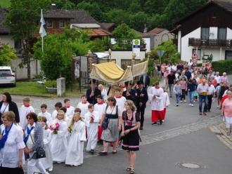 In der Monstranz wurde der Leib des Herrn durch das Dorf getragen