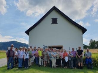 Die Gruppe vor der Traillinger St.-Anna-Kapelle