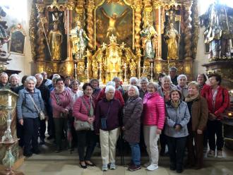 Senioren beeindruckt von der Kirche St. Andreas in Pemfling
